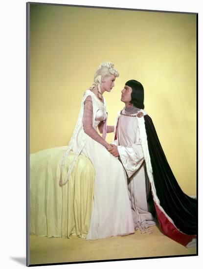 PRINCE VALIANT, 1954 directed by HENRY HATHAWAY Janet Leigh and Robert Wagner (photo)-null-Mounted Photo