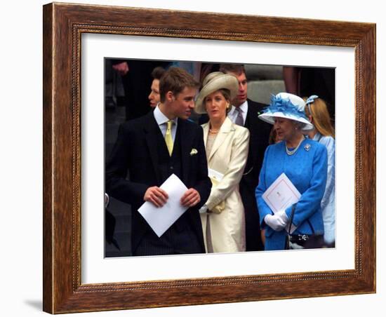 Prince William talking to his grand mother Queen Elizabeth II on the steps at St Paul's Cathedral, -null-Framed Photographic Print