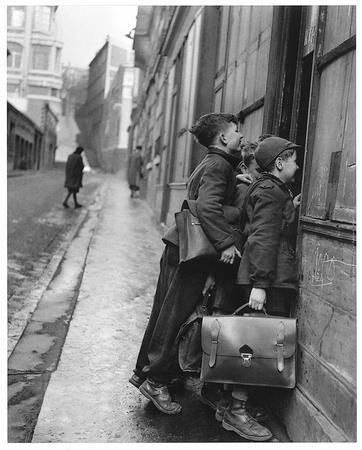 Les Ecoliers Curieux Art Print by Robert Doisneau at Art.com