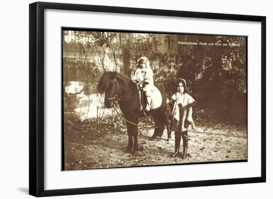 Prinzessinnen Marie Und Kyra Von Rußland Mit Pony-null-Framed Giclee Print