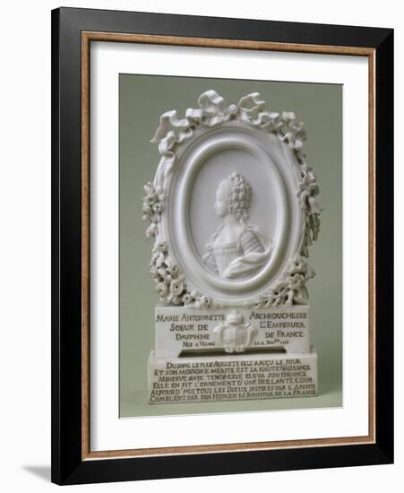 Profil en médaillon de Marie-Antoinette alors en 1770 (allégorique à son mariage), dauphine-null-Framed Giclee Print