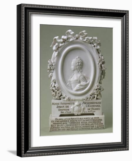 Profil en médaillon de Marie-Antoinette alors en 1770 (allégorique à son mariage), dauphine-null-Framed Giclee Print