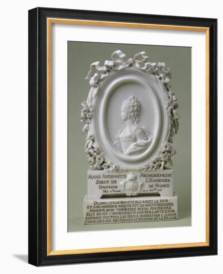 Profil en médaillon de Marie-Antoinette alors en 1770 (allégorique à son mariage), dauphine-null-Framed Giclee Print