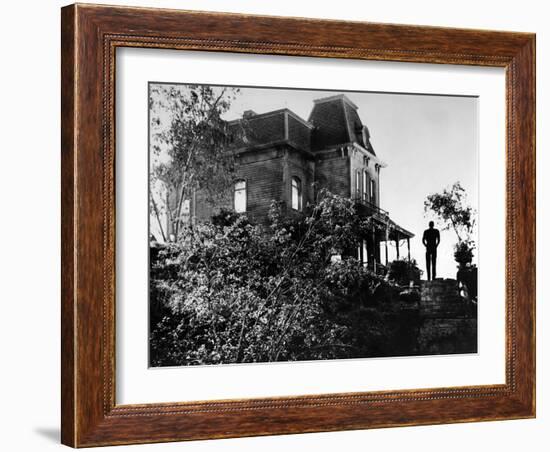 PSYCHO, 1960 directed by ALFRED HITCHCOCK Anthony Perkins (b/w photo)-null-Framed Photo