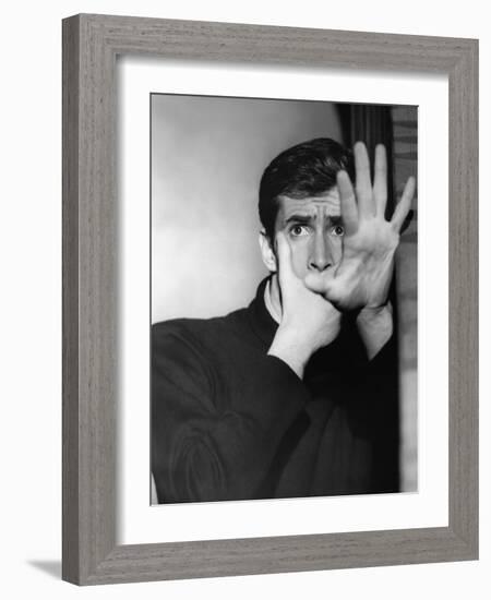 PSYCHO, 1960 directed by ALFRED HITCHCOCK Anthony Perkins (b/w photo)-null-Framed Photo