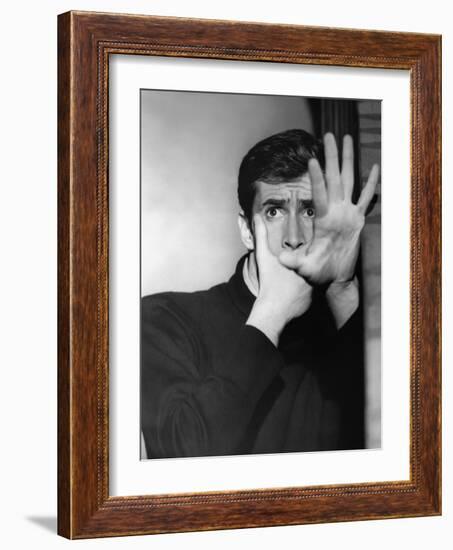 PSYCHO, 1960 directed by ALFRED HITCHCOCK Anthony Perkins (b/w photo)-null-Framed Photo