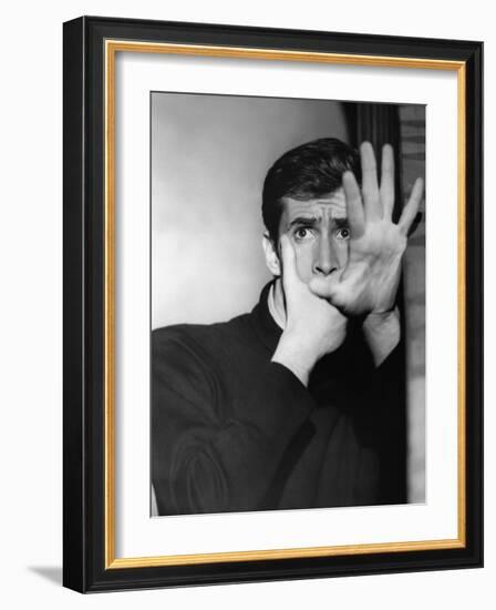 PSYCHO, 1960 directed by ALFRED HITCHCOCK Anthony Perkins (b/w photo)-null-Framed Photo