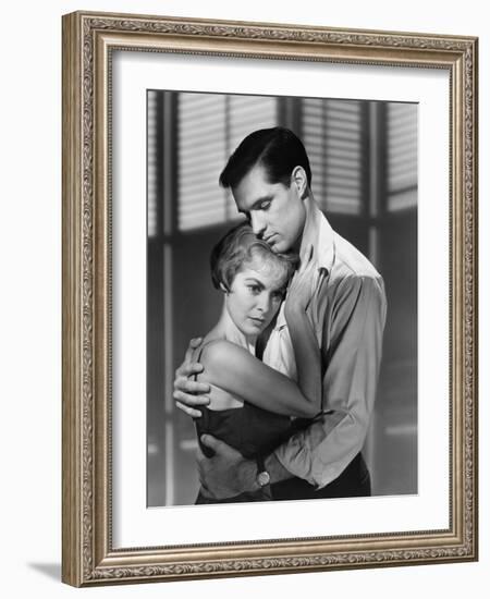 PSYCHO, 1960 directed by ALFRED HITCHCOCK Janet Leigh / John Gavin (b/w photo)-null-Framed Photo
