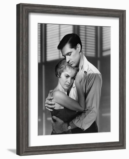 PSYCHO, 1960 directed by ALFRED HITCHCOCK Janet Leigh / John Gavin (b/w photo)-null-Framed Photo