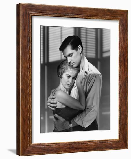 PSYCHO, 1960 directed by ALFRED HITCHCOCK Janet Leigh / John Gavin (b/w photo)-null-Framed Photo