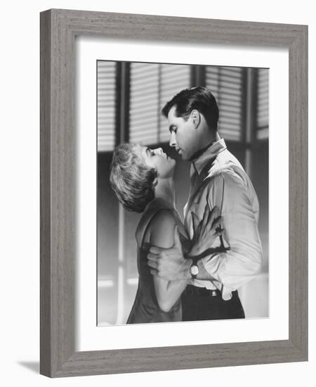 PSYCHO, 1960 directed by ALFRED HITCHCOCK Janet Leigh / John Gavin (b/w photo)-null-Framed Photo