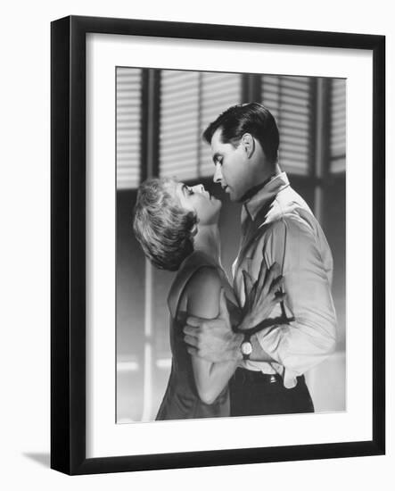 PSYCHO, 1960 directed by ALFRED HITCHCOCK Janet Leigh / John Gavin (b/w photo)-null-Framed Photo