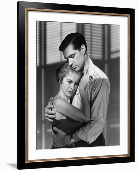 PSYCHO, 1960 directed by ALFRED HITCHCOCK Janet Leigh / John Gavin (b/w photo)-null-Framed Photo