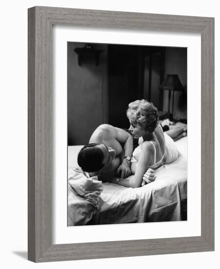 PSYCHO, 1960 directed by ALFRED HITCHCOCK John Gavin / Janet Leigh (b/w photo)-null-Framed Photo