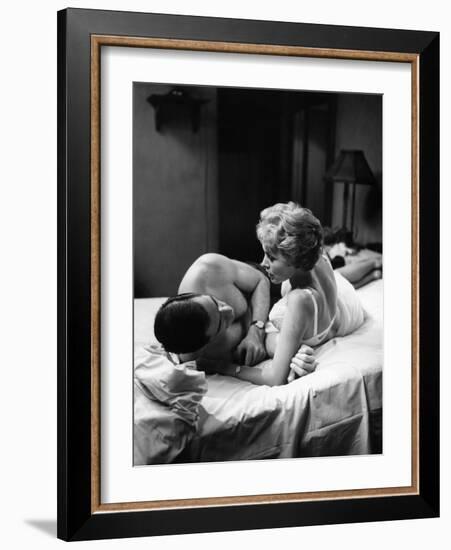 PSYCHO, 1960 directed by ALFRED HITCHCOCK John Gavin / Janet Leigh (b/w photo)-null-Framed Photo