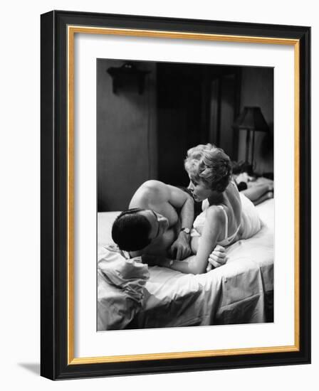 PSYCHO, 1960 directed by ALFRED HITCHCOCK John Gavin / Janet Leigh (b/w photo)-null-Framed Photo