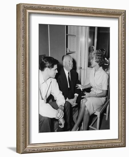 PSYCHO, 1960 directed by ALFRED HITCHCOCK On the set, Alfred Hitchcock between John Gavin and JKane-null-Framed Photo