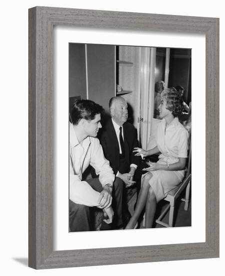 PSYCHO, 1960 directed by ALFRED HITCHCOCK On the set, Alfred Hitchcock between John Gavin and JKane-null-Framed Photo