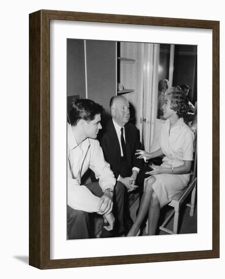 PSYCHO, 1960 directed by ALFRED HITCHCOCK On the set, Alfred Hitchcock between John Gavin and JKane-null-Framed Photo