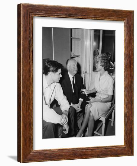 PSYCHO, 1960 directed by ALFRED HITCHCOCK On the set, Alfred Hitchcock between John Gavin and JKane-null-Framed Photo