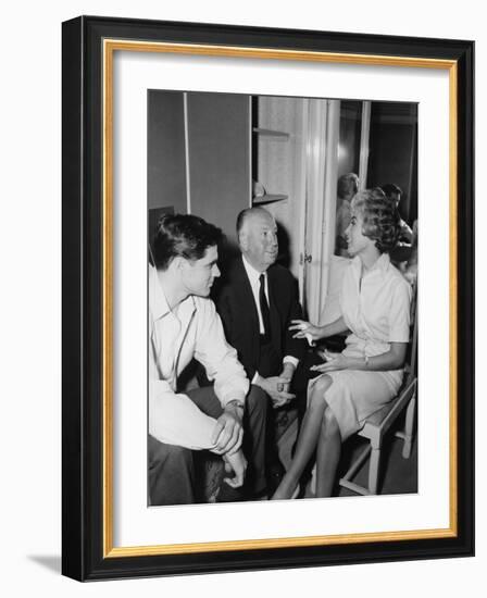 PSYCHO, 1960 directed by ALFRED HITCHCOCK On the set, Alfred Hitchcock between John Gavin and JKane-null-Framed Photo