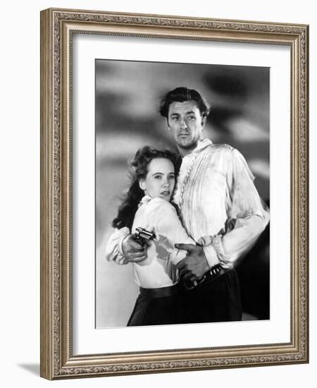 PURSUED, 1947 directed by RAOUL WALSH Teresa Wright and Robert Mitchum (b/w photo)-null-Framed Photo