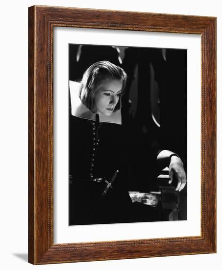 QUEEN CHRISTINA, 1933 directed by ROUBEN MAMOULIAN Greta Garbo (b/w photo)-null-Framed Photo