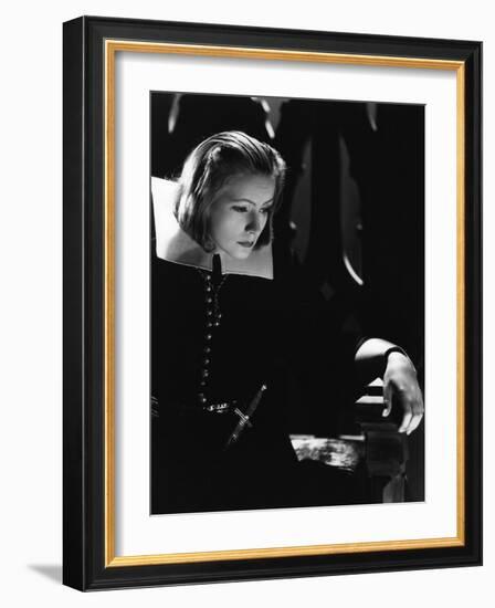 QUEEN CHRISTINA, 1933 directed by ROUBEN MAMOULIAN Greta Garbo (b/w photo)-null-Framed Photo