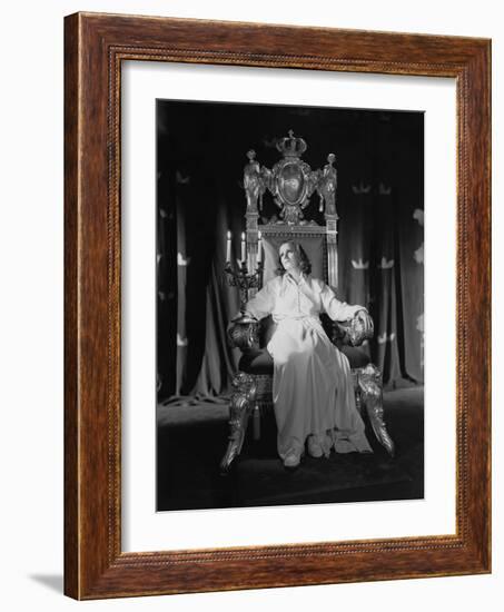 QUEEN CHRISTINA, 1933 directed by ROUBEN MAMOULIAN Greta Garbo (b/w photo)-null-Framed Photo