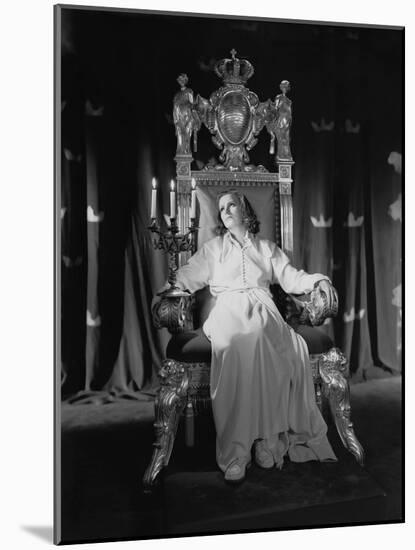 QUEEN CHRISTINA, 1933 directed by ROUBEN MAMOULIAN Greta Garbo (b/w photo)-null-Mounted Photo