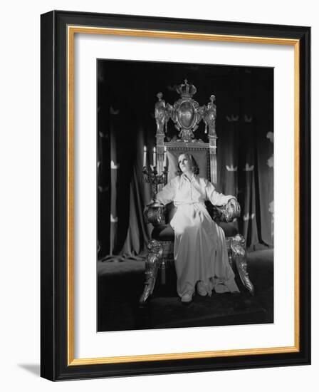 QUEEN CHRISTINA, 1933 directed by ROUBEN MAMOULIAN Greta Garbo (b/w photo)-null-Framed Photo