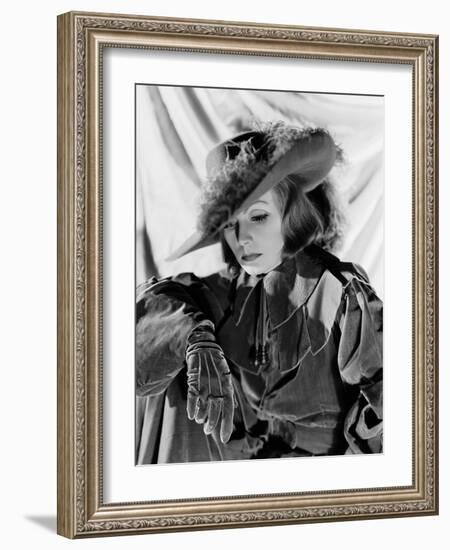 QUEEN CHRISTINA, 1933 directed by ROUBEN MAMOULIAN Greta Garbo (b/w photo)-null-Framed Photo