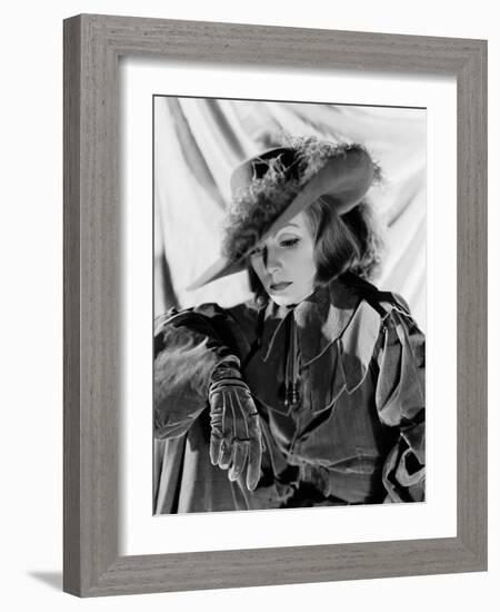 QUEEN CHRISTINA, 1933 directed by ROUBEN MAMOULIAN Greta Garbo (b/w photo)-null-Framed Photo