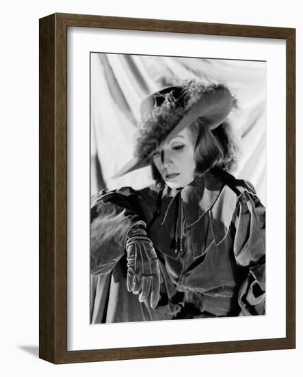 QUEEN CHRISTINA, 1933 directed by ROUBEN MAMOULIAN Greta Garbo (b/w photo)-null-Framed Photo