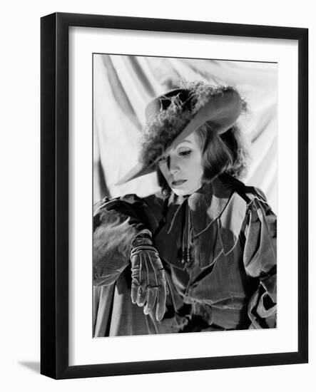 QUEEN CHRISTINA, 1933 directed by ROUBEN MAMOULIAN Greta Garbo (b/w photo)-null-Framed Photo