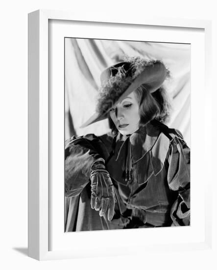 QUEEN CHRISTINA, 1933 directed by ROUBEN MAMOULIAN Greta Garbo (b/w photo)-null-Framed Photo