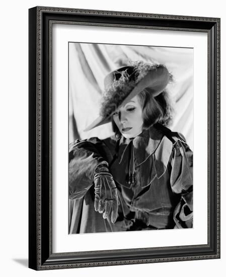 QUEEN CHRISTINA, 1933 directed by ROUBEN MAMOULIAN Greta Garbo (b/w photo)-null-Framed Photo