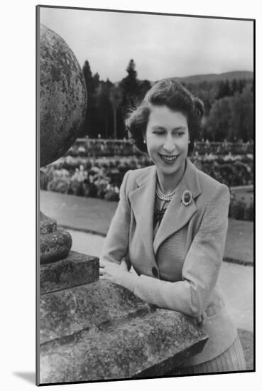 Queen Elizabeth II at Balmoral, 28th September 1952-Lisa Sheridan-Mounted Photographic Print