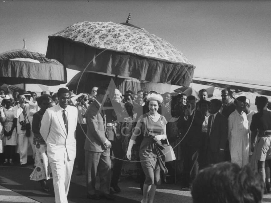 Queen Elizabeth Ii With Kwame Nkrumah During Her Visit To Ghana Photographic Print Art Com