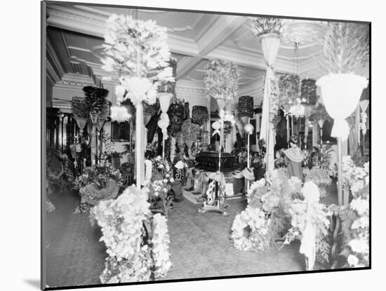 Queen Liliuokalani's coffin in the throne room at Iolani Palace, Honolulu, 1917-null-Mounted Photographic Print