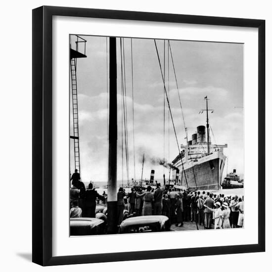 R.M.S. 'Queen Mary' Arriving at Southampton, 1936-null-Framed Photographic Print