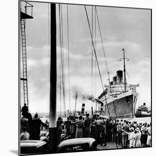 R.M.S. 'Queen Mary' Arriving at Southampton, 1936-null-Mounted Photographic Print