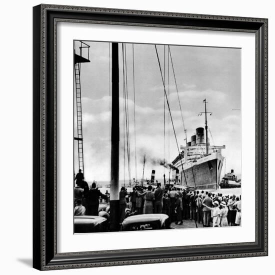 R.M.S. 'Queen Mary' Arriving at Southampton, 1936-null-Framed Photographic Print