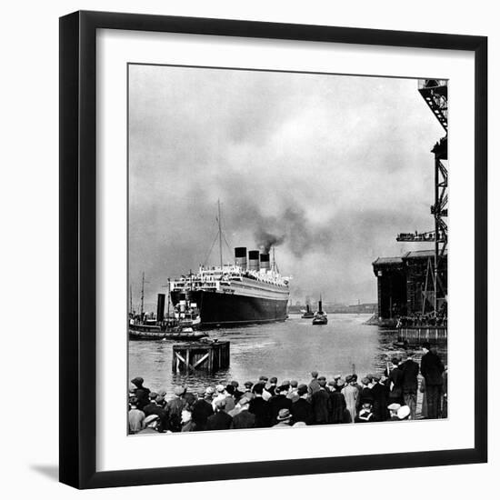 R.M.S. 'Queen Mary' Leaving Clydebank, March 1936-null-Framed Photographic Print