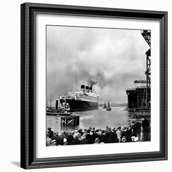 R.M.S. 'Queen Mary' Leaving Clydebank, March 1936-null-Framed Photographic Print