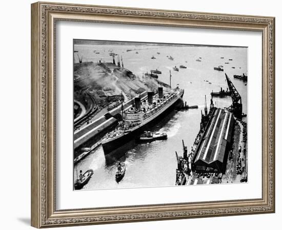 R.M.S. 'Queen Mary', Ocean Dock, Southampton, 1936-null-Framed Photographic Print