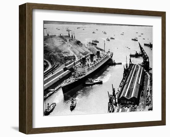 R.M.S. 'Queen Mary', Ocean Dock, Southampton, 1936-null-Framed Photographic Print