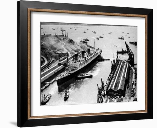 R.M.S. 'Queen Mary', Ocean Dock, Southampton, 1936-null-Framed Photographic Print