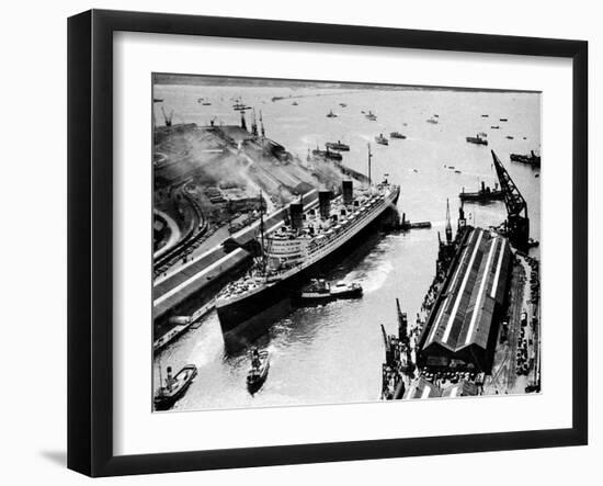 R.M.S. 'Queen Mary', Ocean Dock, Southampton, 1936-null-Framed Photographic Print