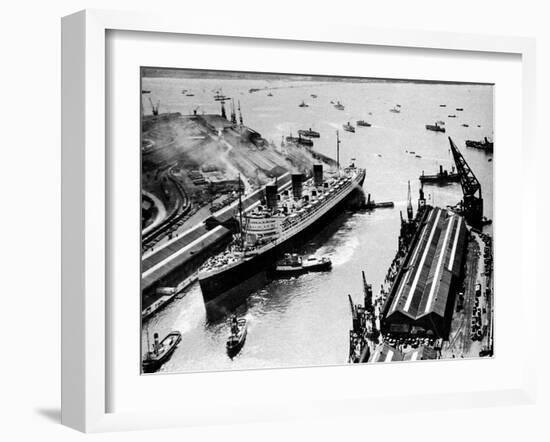 R.M.S. 'Queen Mary', Ocean Dock, Southampton, 1936-null-Framed Photographic Print